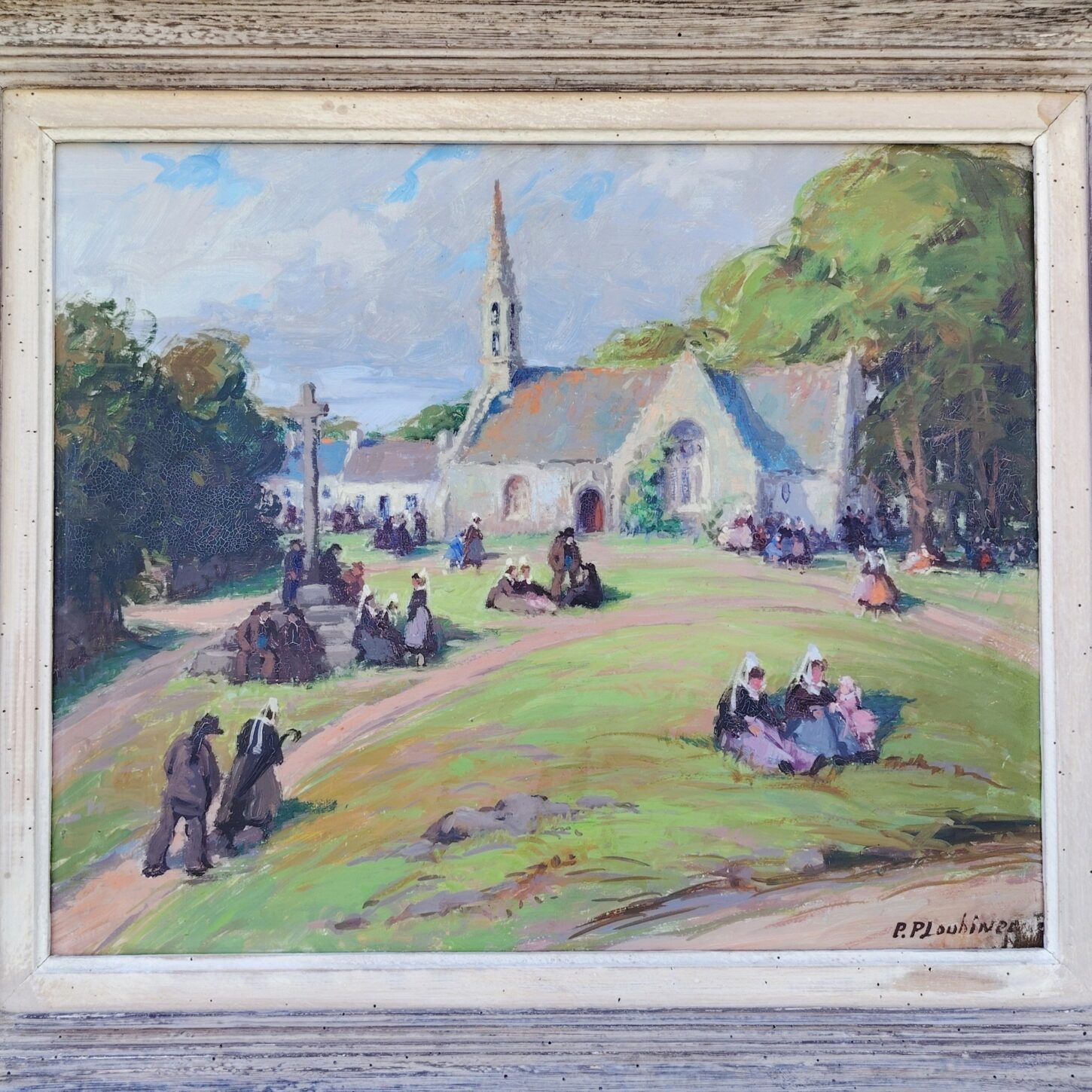 Huile sur panneau par le peintre Pierre Plouhince, représentant une fin de pardon devant la chapelle et le calvaire de la Trinité sur Plozevet dans le Finistère . Encadrement bois patiné, signature du peintre en bas à droite. Bon état général Dimensions : 61 x 53 cm