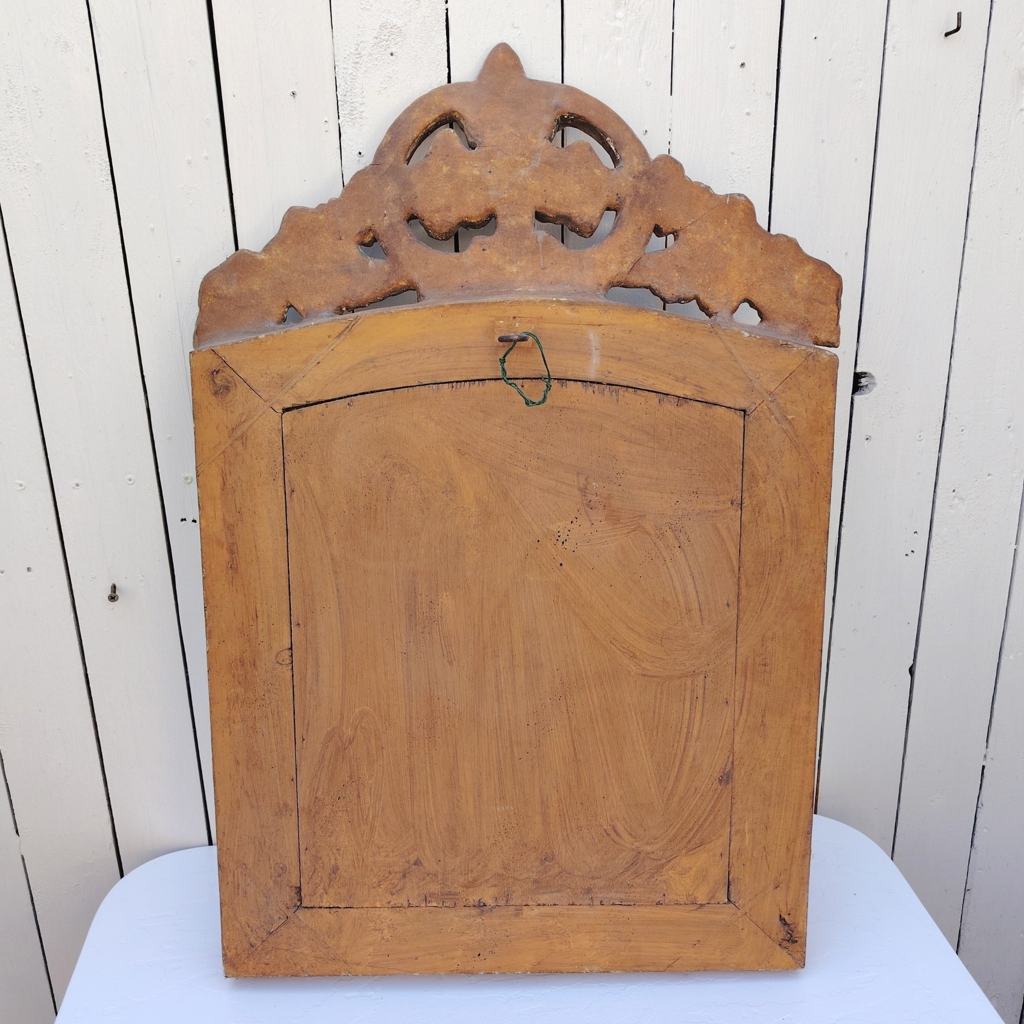 Miroir italien reproduisant de style régence, en bois doré et parcloses. Epoque XXème. Piqûre des tains des parcloses. manque de dorures. Bon état général 81 x 53 cm