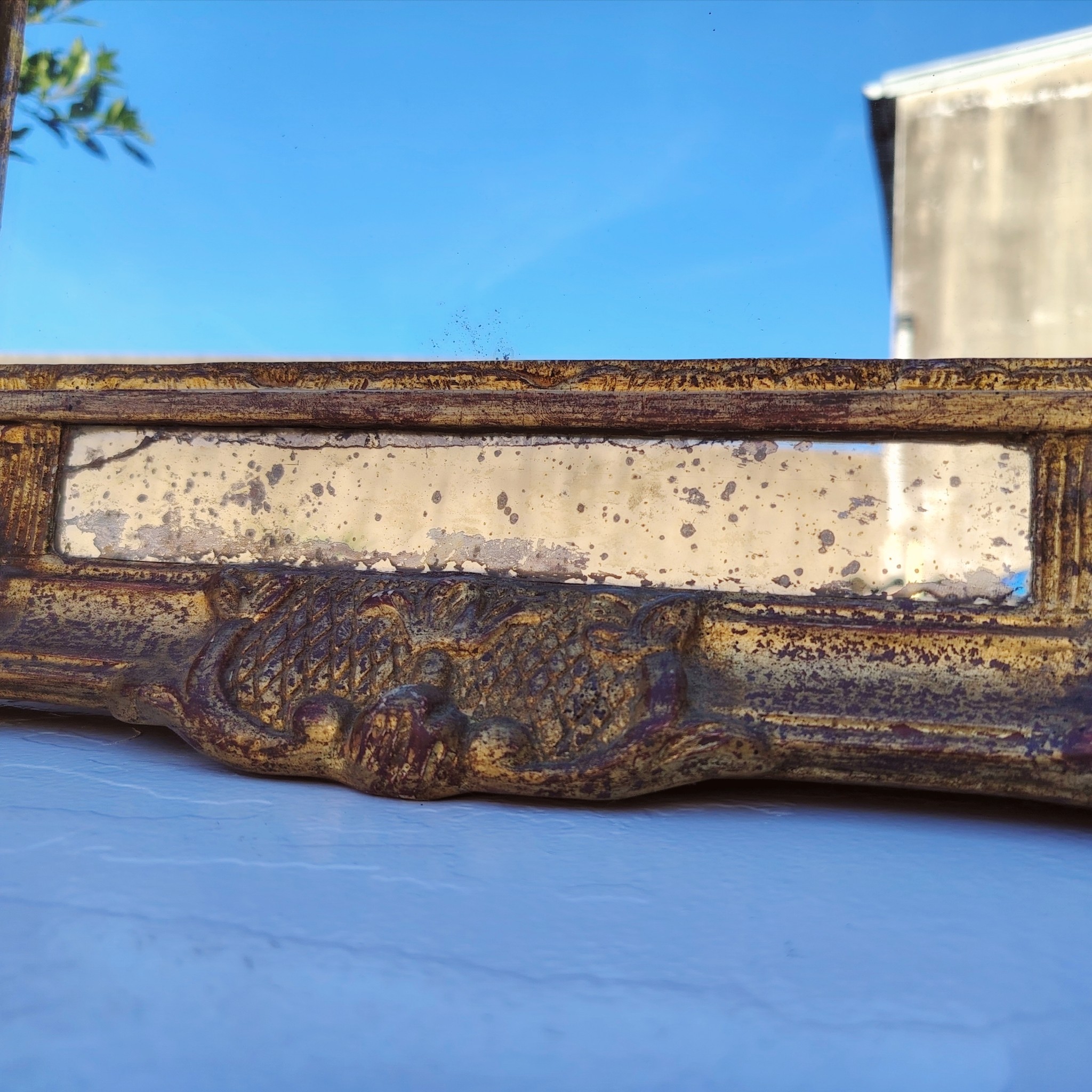 Miroir italien reproduisant de style régence, en bois doré et parcloses. Epoque XXème. Piqûre des tains des parcloses. manque de dorures. Bon état général 81 x 53 cm