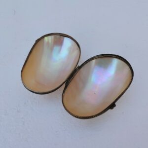 Œuf décoratif en nacre naturelle, monté sur une monture ciselé à décor perlé. Pouvant servir de petite boite à bijoux comme des bagues ou alors porte chapelet qui devait être sa première destination. Beaux reflets irisés . Bon état général Dimensions fermé : 9,5 x 5 x 6,5 cm