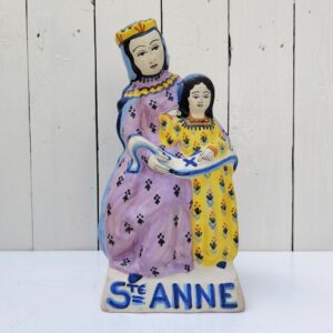 Grande statuette en faïence polychrome mat de keraluc d'après jean Mazuet, représentant Saint Anne apprenant à lire à la Vierge.  Signature à l'arrière sur le socle Keraluc Quimper AG pour le peinteur Georges Allier, émaillage mat typique de Keraluc Excellent état Hauteur : 29 cm Dimensions socle : 13 x 10,5 cm