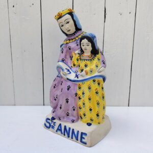 Grande statuette en faïence polychrome mat de keraluc d'après jean Mazuet, représentant Saint Anne apprenant à lire à la Vierge.  Signature à l'arrière sur le socle Keraluc Quimper AG pour le peinteur Georges Allier, émaillage mat typique de Keraluc Excellent état Hauteur : 29 cm Dimensions socle : 13 x 10,5 cm