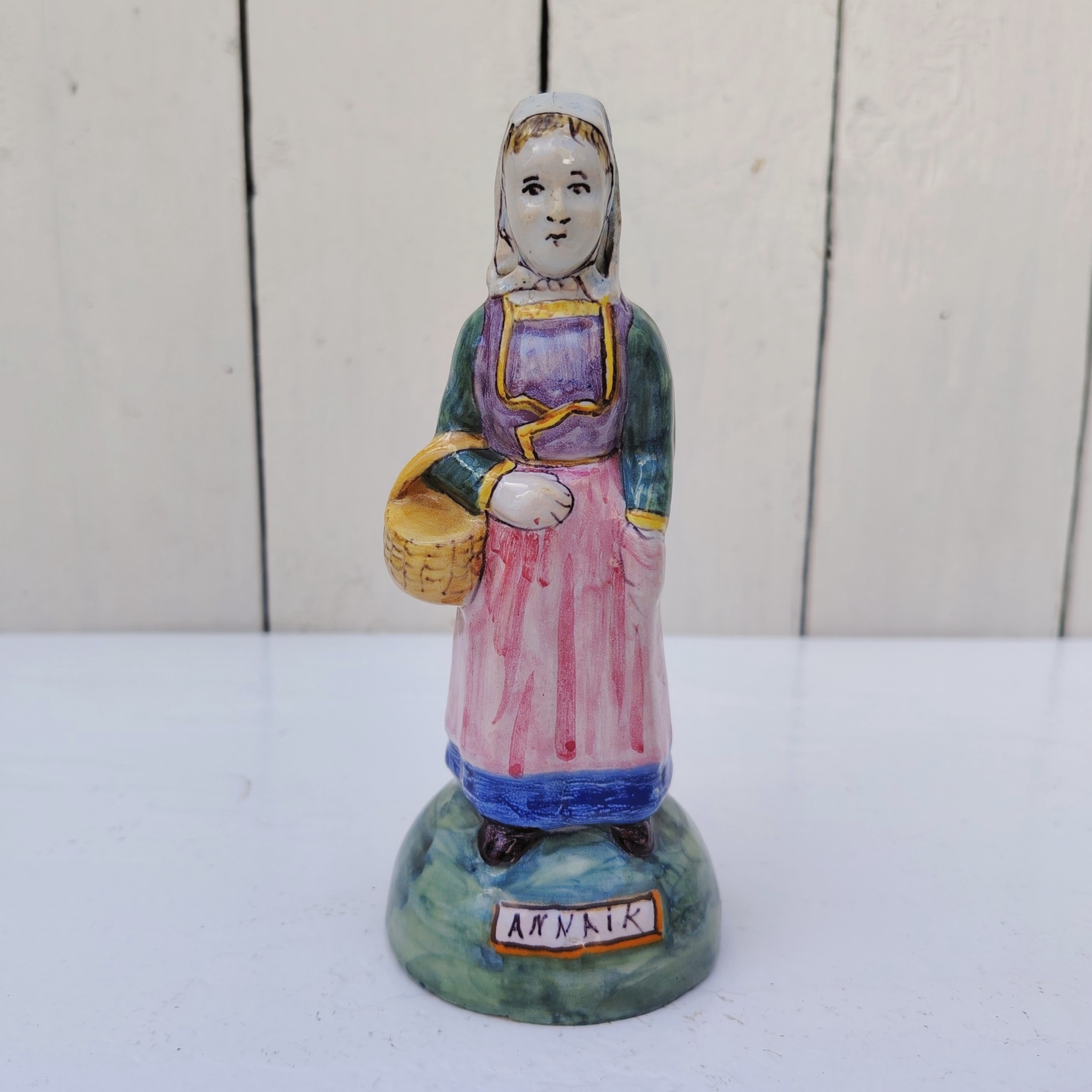 Statuette en faïence polychrome de la manufacture Henriot Quimper, représentant Annaïck. Signature Hr à l'arrière du socle. Excellent état Hauteur : 16 cm