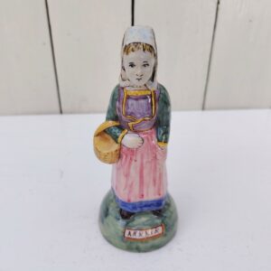 Statuette en faïence polychrome de la manufacture Henriot Quimper, représentant Annaïck. Signature Hr à l'arrière du socle. Excellent état Hauteur : 16 cm