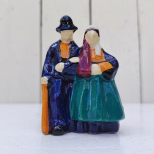 Statuette en faïence polychrome de Jim Eugène Sevellec pour la manufacture Henriot Quimper, représentant un couple de breton Signature sous la figurine. Excellent état Hauteur : 8 cm