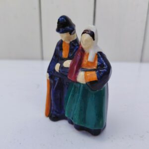 Statuette en faïence polychrome de Jim Eugène Sevellec pour la manufacture Henriot Quimper, représentant un couple de breton Signature sous la figurine. Excellent état Hauteur : 8 cm