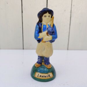 Statuette en faïence polychrome de la manufacture Henriot Quimper, représentant Lannik. Signature à l'intérieur, Petites égrenures sur le contour du chapeau Bon état général Hauteur : 15 cm