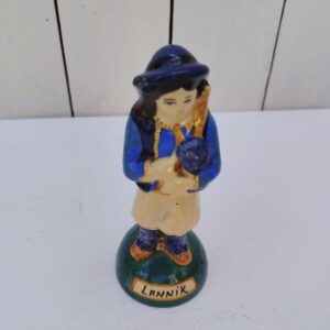 Statuette en faïence polychrome de la manufacture Henriot Quimper, représentant Lannik. Signature à l'intérieur, Petites égrenures sur le contour du chapeau Bon état général Hauteur : 15 cm
