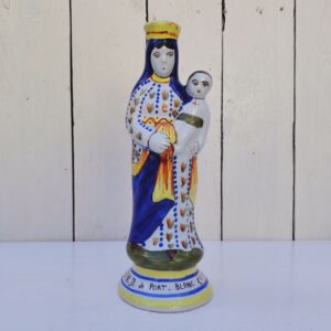 Statuette en faïence polychrome de la manufacture Henriot Quimper, représentant Notre Dame de Port Blanc. Signature à l'intérieur Excellent état Hauteur : 22,5 cm