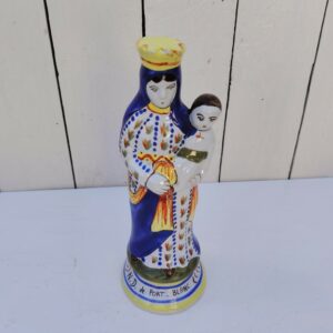 Statuette en faïence polychrome de la manufacture Henriot Quimper, représentant Notre Dame de Port Blanc. Signature à l'intérieur Excellent état Hauteur : 22,5 cm