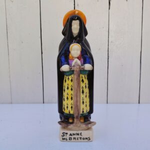 Statuette en faïence polychrome de la manufacture HB Quimper, représentant Saint Anne des bretons d'aprés Henriette Porson . Signature à l'intérieur Excellent état Hauteur : 22 cm