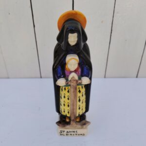 Statuette en faïence polychrome de la manufacture HB Quimper, représentant Saint Anne des bretons d'aprés Henriette Porson . Signature à l'intérieur Excellent état Hauteur : 22 cm