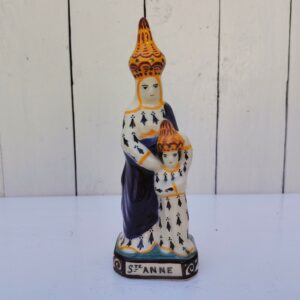 Statuette en faïence polychrome de la manufacture Henriot Quimper, représentant Saint Anne . Signature à l'intérieur Excellent état Hauteur : 18 cm