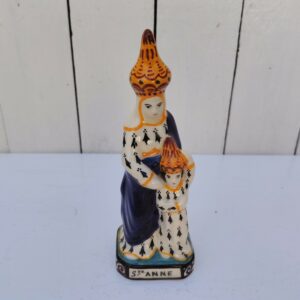 Statuette en faïence polychrome de la manufacture Henriot Quimper, représentant Saint Anne . Signature à l'intérieur Excellent état Hauteur : 18 cm