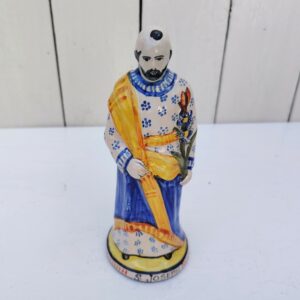 Statuette en faïence polychrome de la manufacture Henriot Quimper, représentant Saint Joseph . Signature à l'intérieur Excellent état Hauteur : 16 cm