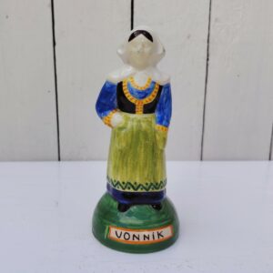 Statuette en faïence polychrome de la manufacture Henriot Quimper, représentant Vonnik. Signature à l'intérieur, un fèle sur le socle Bon état général Hauteur : 15 cm