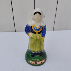 Statuette en faïence polychrome de la manufacture Henriot Quimper, représentant Vonnik. Signature à l'intérieur, un fèle sur le socle Bon état général Hauteur : 15 cm