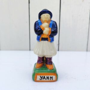 Statuette en faïence polychrome de la manufacture Henriot Quimper, représentant Yann Signature à l'intérieur. Excellent état Hauteur : 10,5 cm
