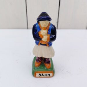 Statuette en faïence polychrome de la manufacture Henriot Quimper, représentant Yann Signature à l'intérieur. Excellent état Hauteur : 10,5 cm