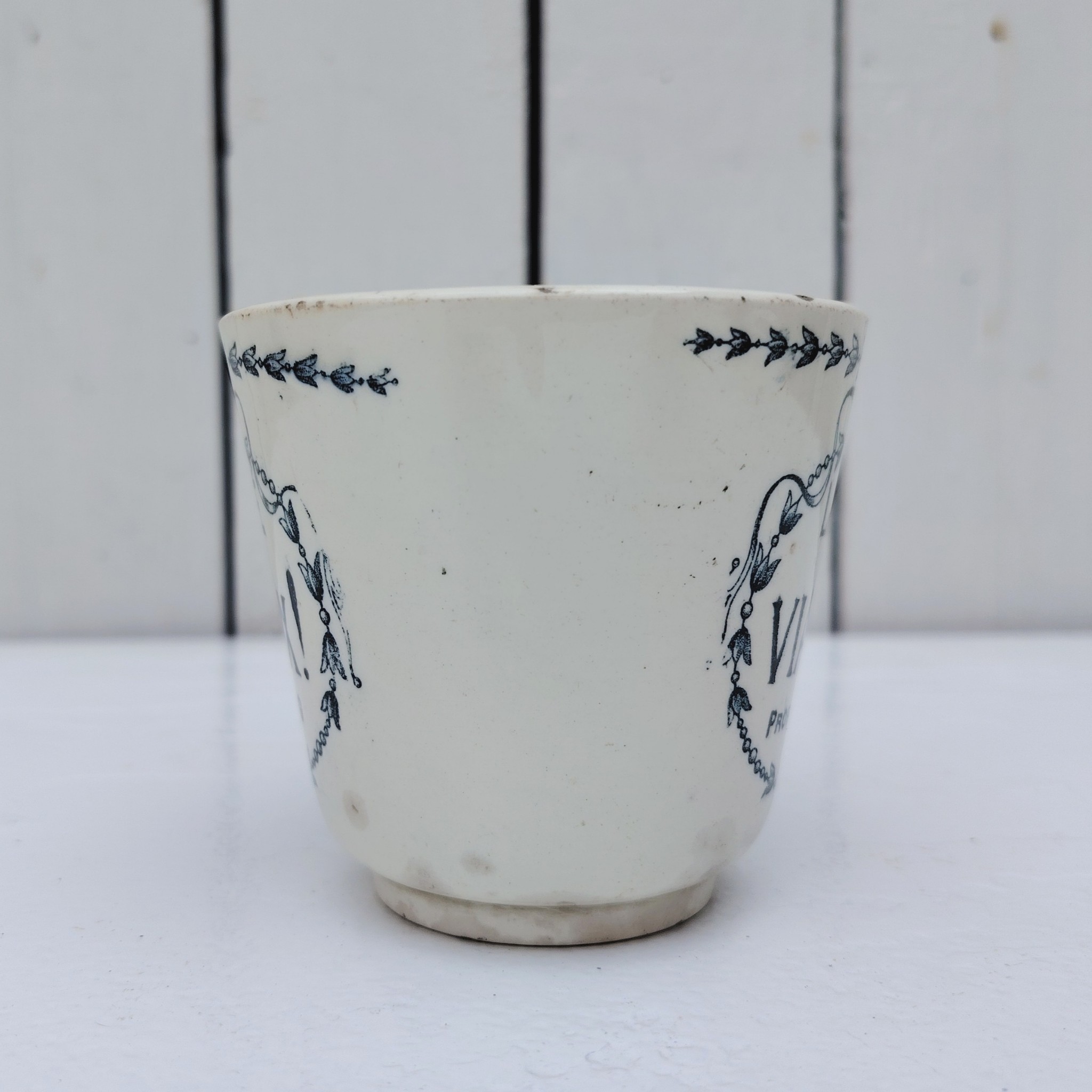 Rare tasse publicitaire VIANDOX en demi-porcelaine de Badonviller, ornée du slogan « La Santé par Viandox ! Produit Liebig ». Décor bleu-vert, encadré de guirlandes végétales Cachet de la faïencerie de Badonviller sur le dessous, identifiable à sa marque à la couronne, confirmant une fabrication française vers 1920. Des petites égrenures sur le col Bon état général Hauteur : 8 cm Diamètre : 8,5 cm
