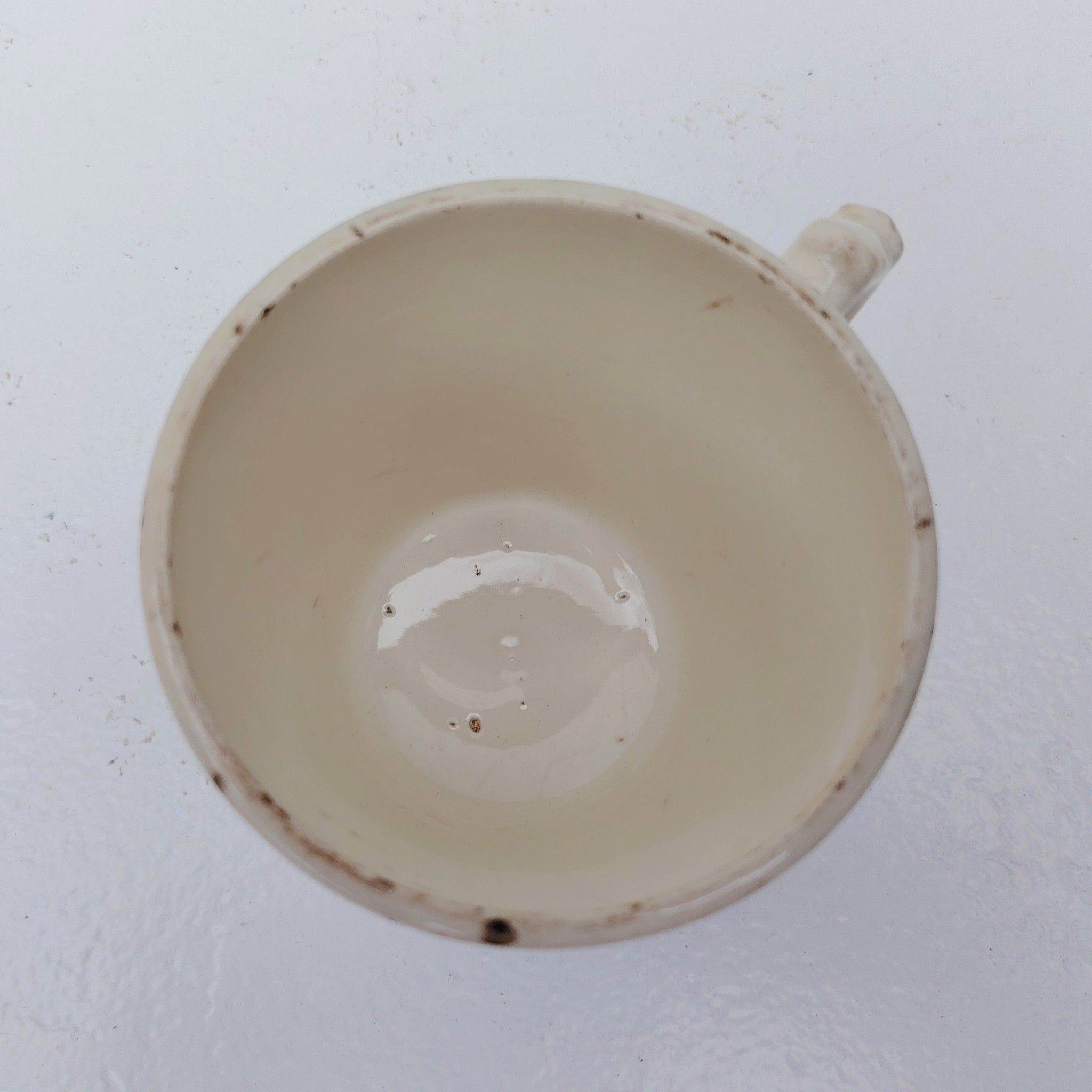 Rare tasse publicitaire VIANDOX en demi-porcelaine de Badonviller, ornée du slogan « La Santé par Viandox ! Produit Liebig ». Décor bleu-vert, encadré de guirlandes végétales Cachet de la faïencerie de Badonviller sur le dessous, identifiable à sa marque à la couronne, confirmant une fabrication française vers 1920. Des petites égrenures sur le col Bon état général Hauteur : 8 cm Diamètre : 8,5 cm