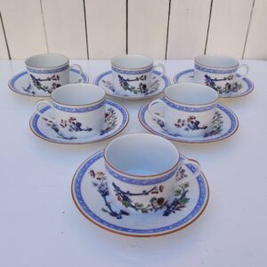 Six tasses à café ou thé en porcelaine de Limoges. Créé par Raynaud pour la manufacture de Limoges. Décor japonisant floral. De très belle qualité Dimensions tasses  : ( hauteur : 5,5 cm , Diamètre : 8 cm) Dimensions soucoupes : ( Diamètre : 15 cm)