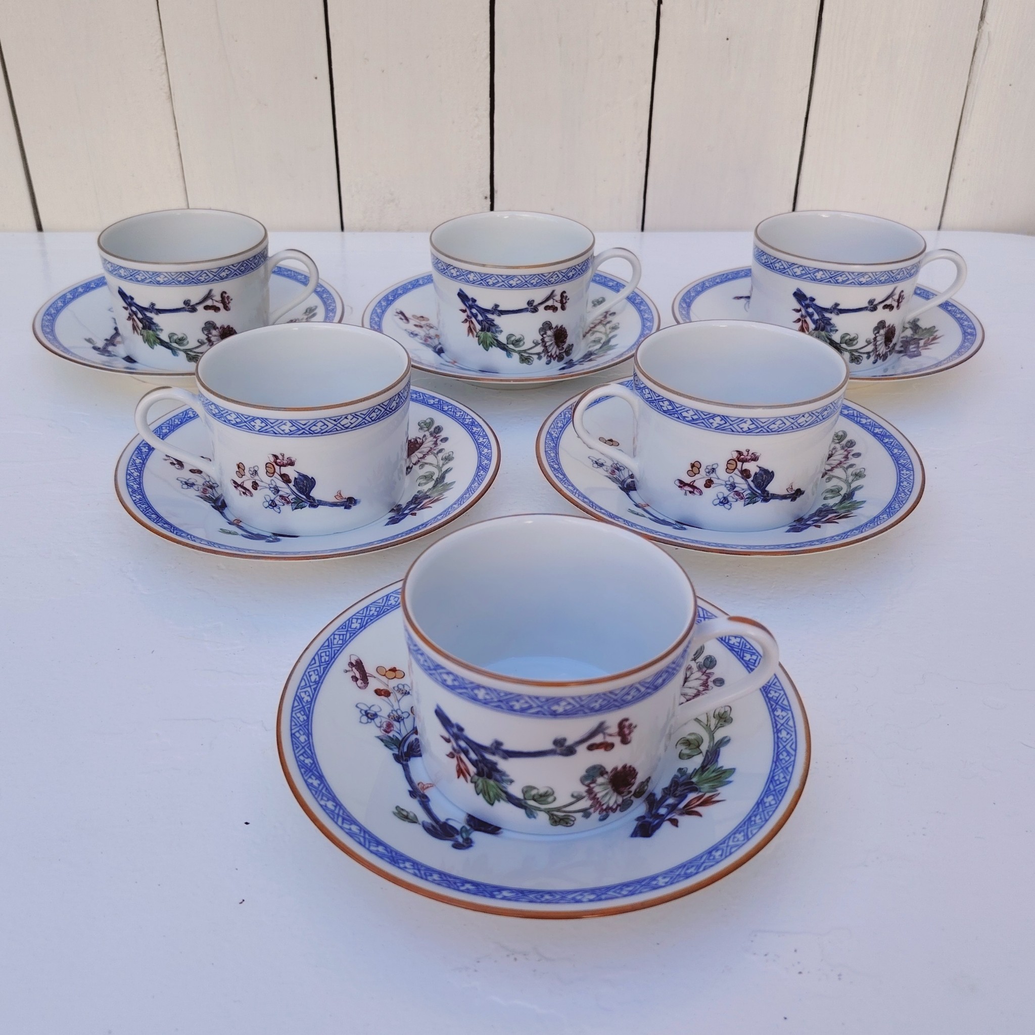 Six tasses à café ou thé en porcelaine de Limoges. Créé par Raynaud pour la manufacture de Limoges. Décor japonisant floral. De très belle qualité Dimensions tasses : ( hauteur : 5,5 cm , Diamètre : 8 cm) Dimensions soucoupes : ( Diamètre : 15 cm)