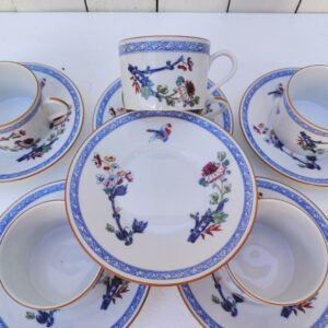 Six tasses à café ou thé en porcelaine de Limoges. Créé par Raynaud pour la manufacture de Limoges. Décor japonisant floral. De très belle qualité Dimensions tasses  : ( hauteur : 5,5 cm , Diamètre : 8 cm) Dimensions soucoupes : ( Diamètre : 15 cm)