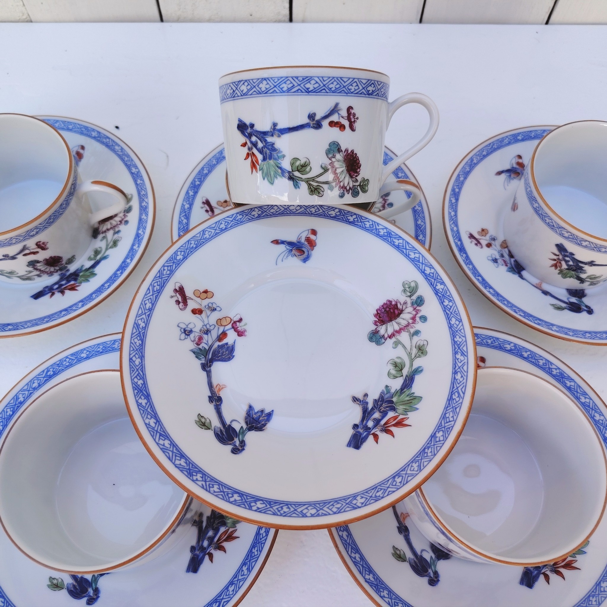 Six tasses à café ou thé en porcelaine de Limoges. Créé par Raynaud pour la manufacture de Limoges. Décor japonisant floral. De très belle qualité Dimensions tasses : ( hauteur : 5,5 cm , Diamètre : 8 cm) Dimensions soucoupes : ( Diamètre : 15 cm)