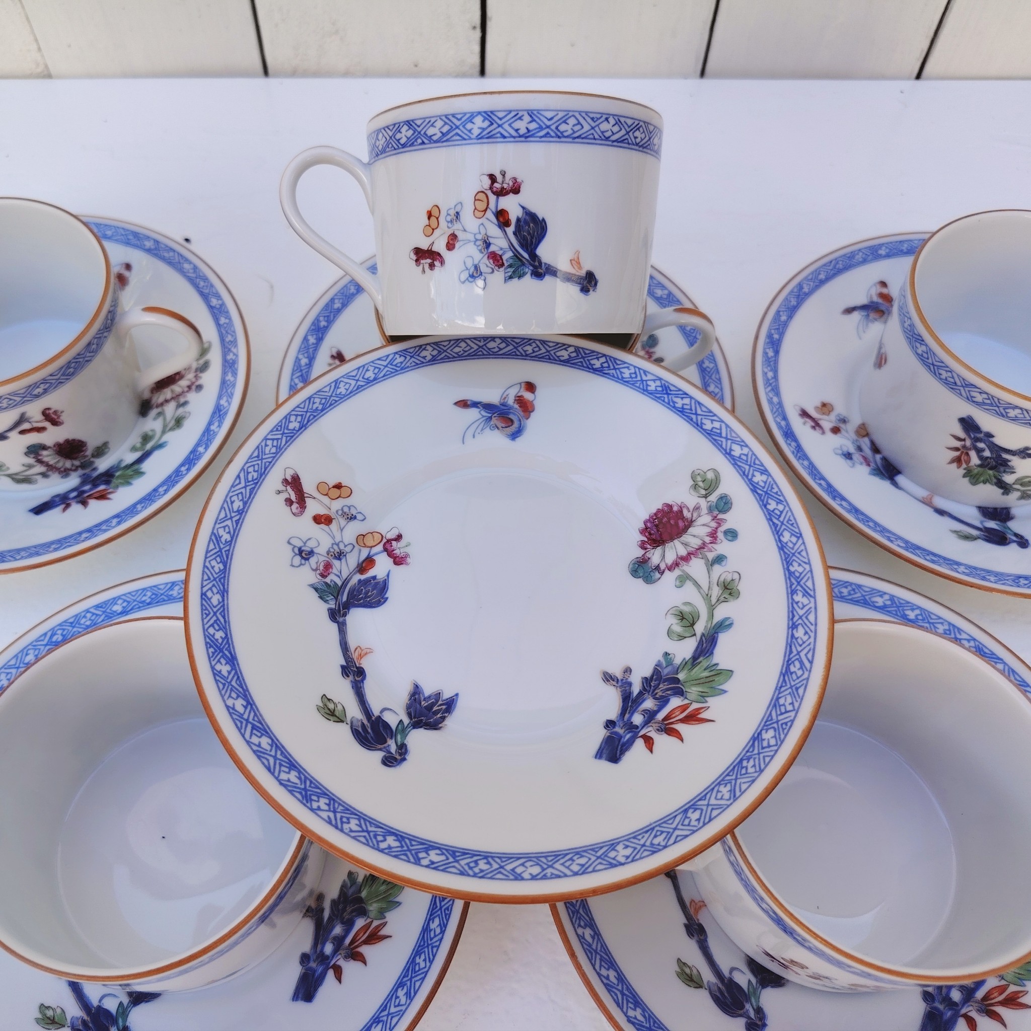 Six tasses à café ou thé en porcelaine de Limoges. Créé par Raynaud pour la manufacture de Limoges. Décor japonisant floral. De très belle qualité Dimensions tasses : ( hauteur : 5,5 cm , Diamètre : 8 cm) Dimensions soucoupes : ( Diamètre : 15 cm)