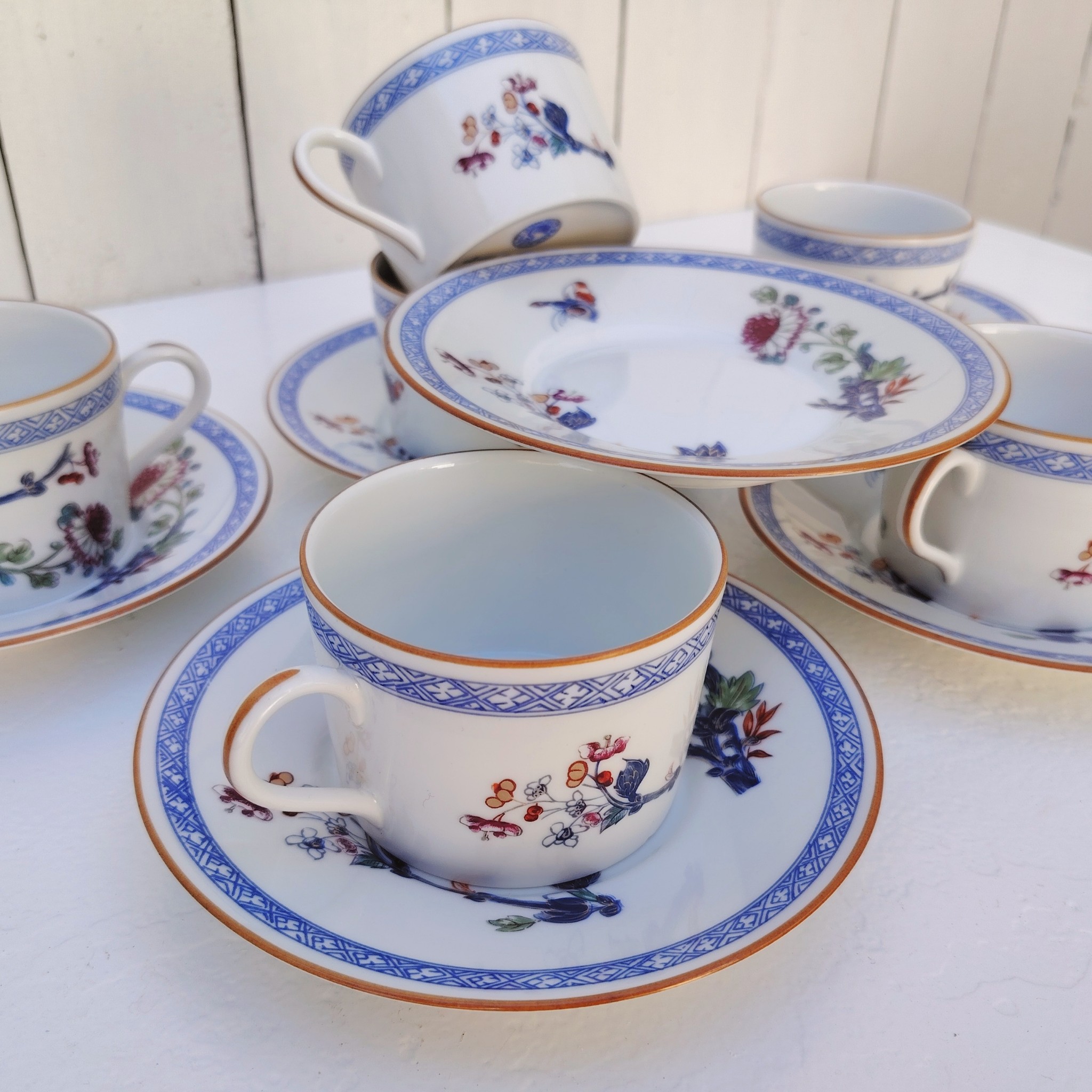 Six tasses à café ou thé en porcelaine de Limoges. Créé par Raynaud pour la manufacture de Limoges. Décor japonisant floral. De très belle qualité Dimensions tasses : ( hauteur : 5,5 cm , Diamètre : 8 cm) Dimensions soucoupes : ( Diamètre : 15 cm)