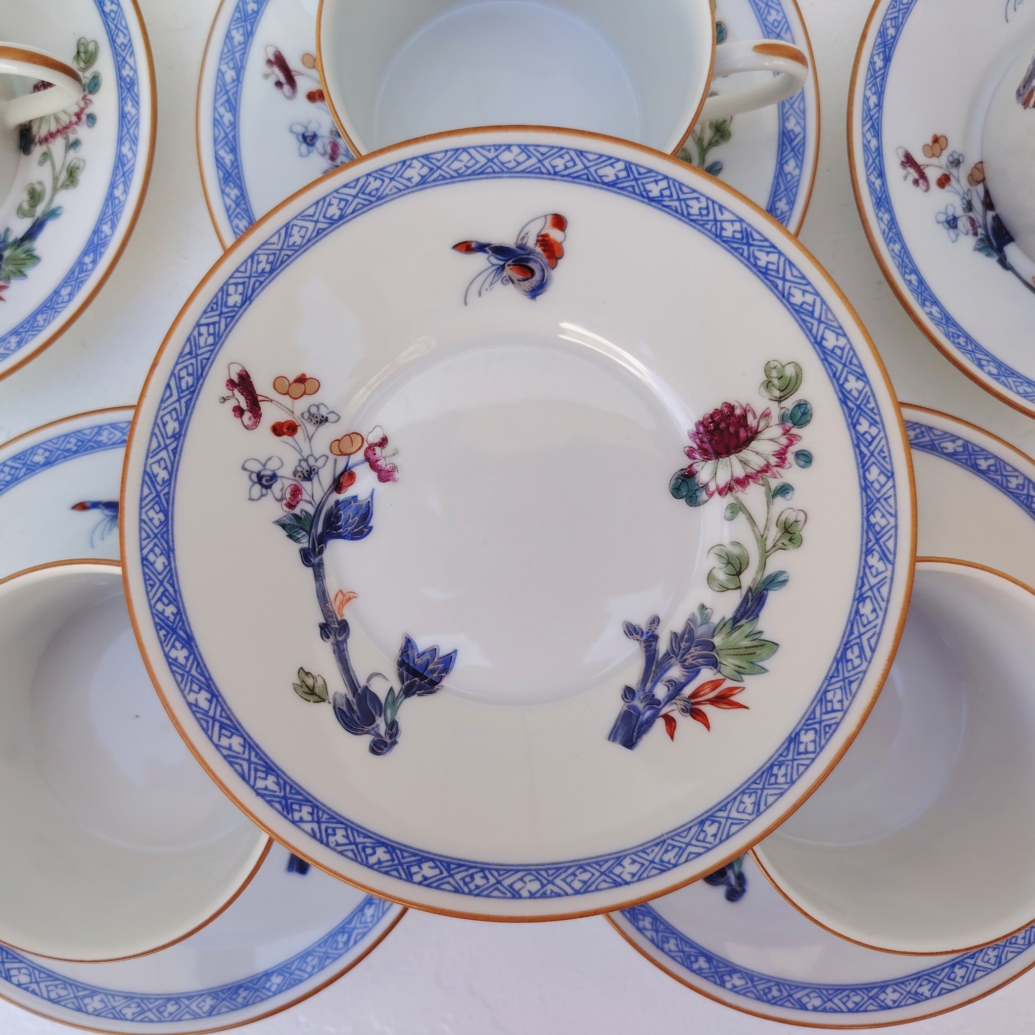 Six tasses à café ou thé en porcelaine de Limoges. Créé par Raynaud pour la manufacture de Limoges. Décor japonisant floral. De très belle qualité Dimensions tasses : ( hauteur : 5,5 cm , Diamètre : 8 cm) Dimensions soucoupes : ( Diamètre : 15 cm)