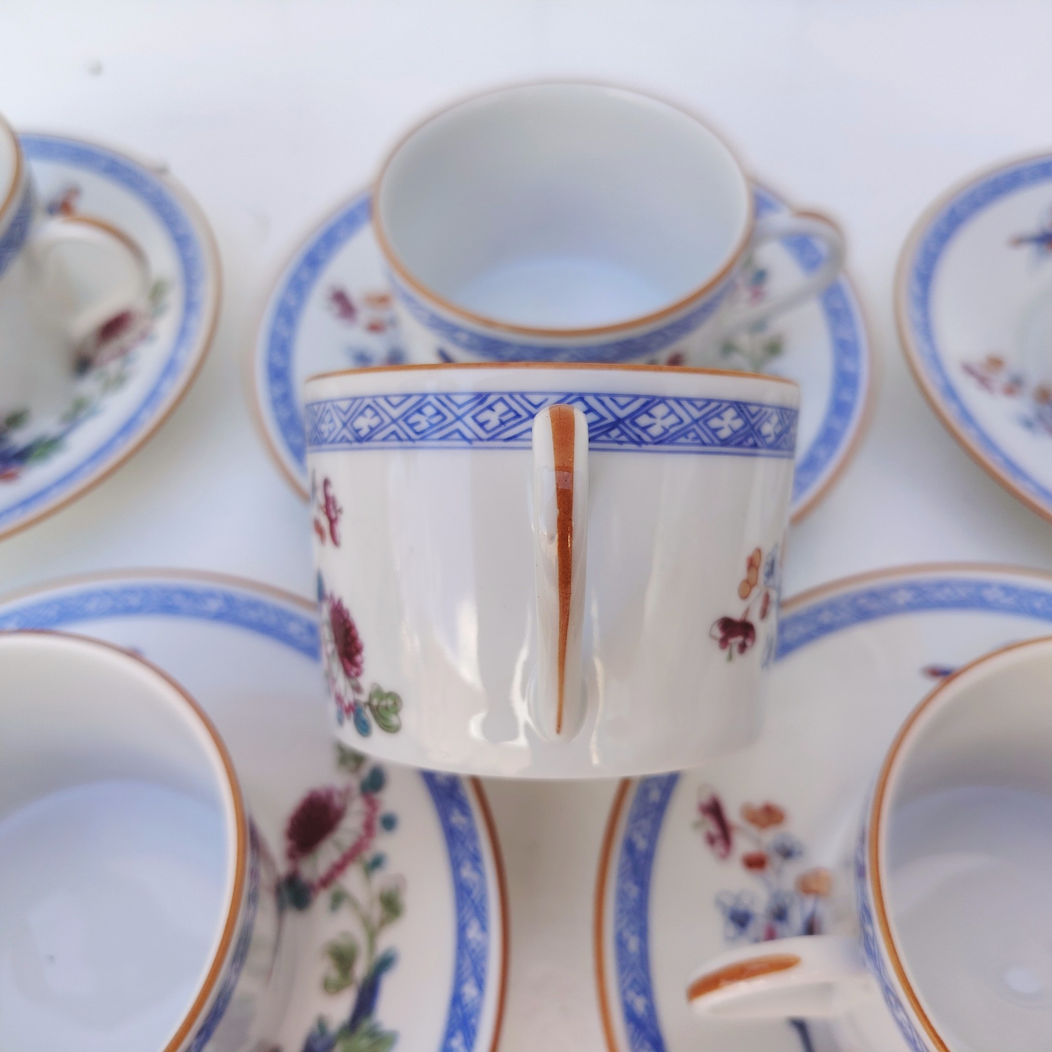 Six tasses à café ou thé en porcelaine de Limoges. Créé par Raynaud pour la manufacture de Limoges. Décor japonisant floral. De très belle qualité Dimensions tasses : ( hauteur : 5,5 cm , Diamètre : 8 cm) Dimensions soucoupes : ( Diamètre : 15 cm)
