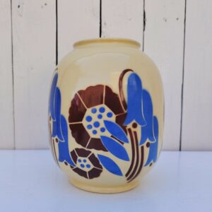 Vase ventru en faïence de Luneville pour les Galeries Lafayette de Paris, decor floral stylisé , datant des années 50-60. Un petit défaut de cuisson au col. Un cheveu sur le haut du vase. Bon état général Hauteur : 21 cm Diamètre col : 9,5 cm