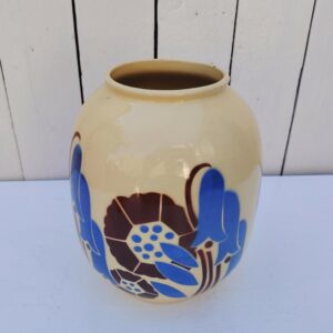Vase ventru en faïence de Luneville pour les Galeries Lafayette de Paris, decor floral stylisé , datant des années 50-60. Un petit défaut de cuisson au col. Un cheveu sur le haut du vase. Bon état général Hauteur : 21 cm Diamètre col : 9,5 cm